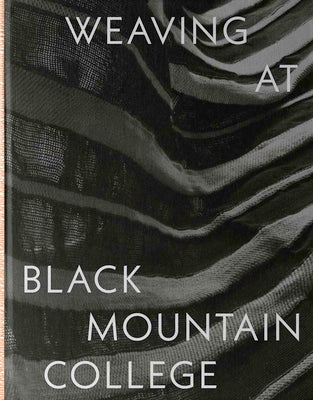 Cover Image for Weaving at Black Mountain College: Anni Albers, Trude Guermonprez, and Their Students -- Michael Beggs, Hardcover
