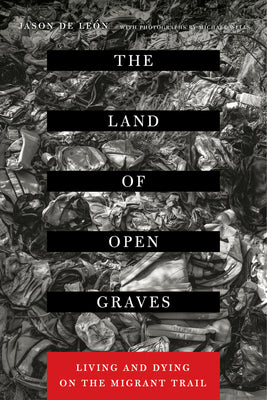 Cover Image for The Land of Open Graves: Living and Dying on the Migrant Trail Volume 36 -- Jason de Leon, Paperback